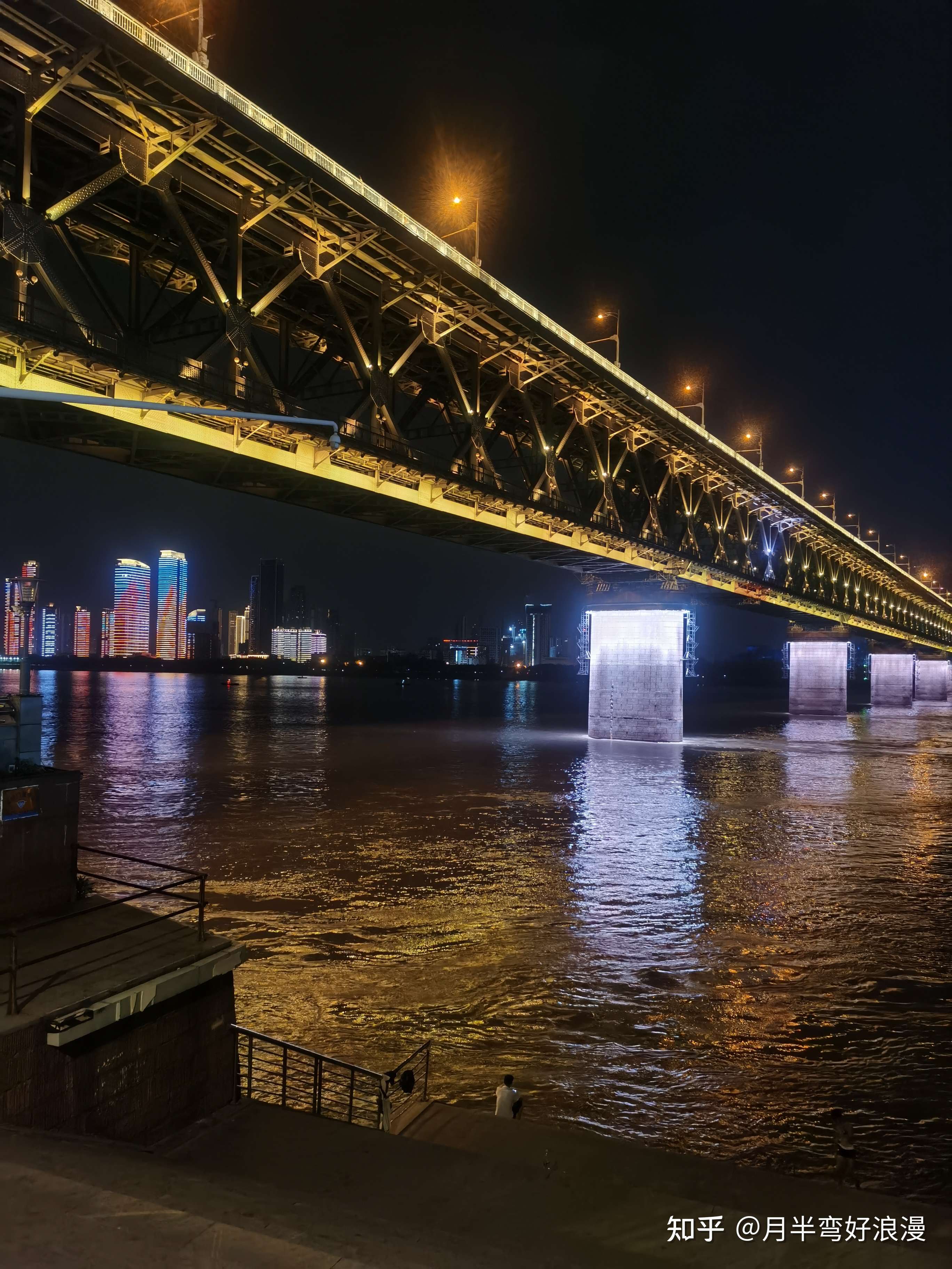 月半弯好浪漫 的想法: 夜晚的武汉长江大桥很美,也非常壮观,江