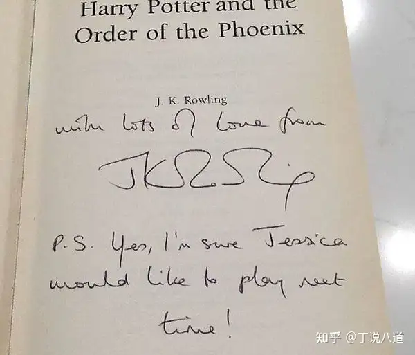 为什么有些西方人名翻译过来带字母，如 J.K. 罗琳和 C 罗？
