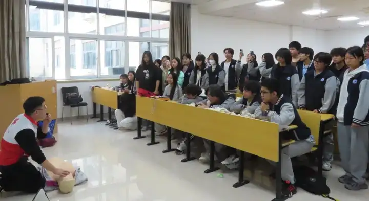 提升急救技能 构建生命防线 | 塘栖校区红十字应急救援培训(图1)