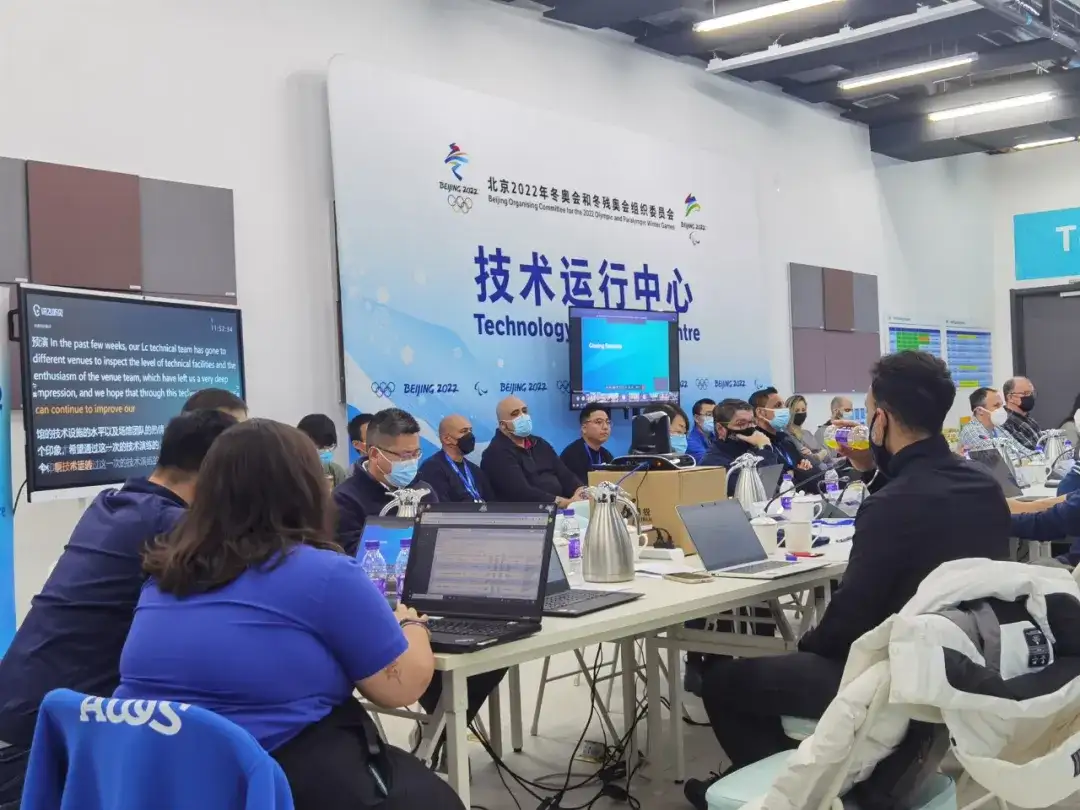 WAIC唯一指定C位，AI「国家队」又赢麻了！秒懂Hinton伦敦腔，现场杀疯老外狂点赞