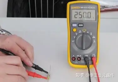 如何利用色环判读电阻器的阻值？