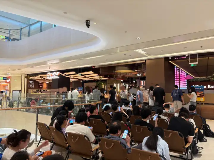 上海人均 200 多元的牛 New 寿喜烧成北京排队王，大量食客通宵排队数小时，为何大家愿意耗费大量时间等位？