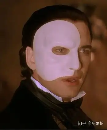 歌剧魅影里面的克里斯汀对魅影的感情是什么或者说她爱过魅影么