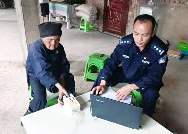 贵州省惠水县：“三槽”布依警察梁辉服务好一方百姓 守护好一方平安