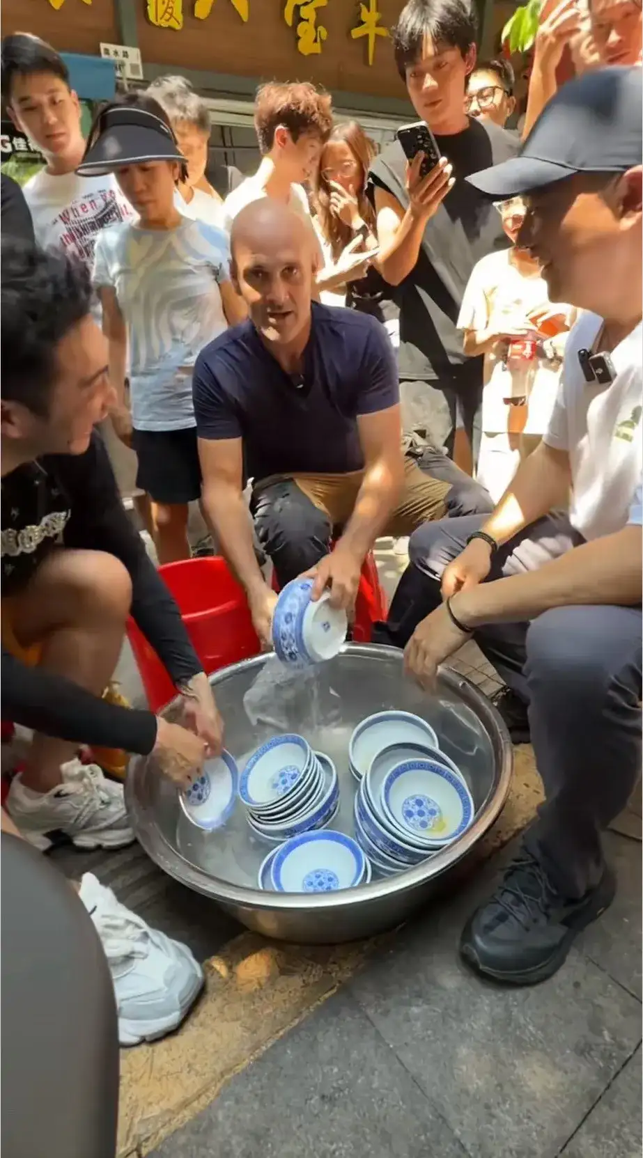 豆包悄悄上线的这个新功能，也能用眼睛推理全世界了。