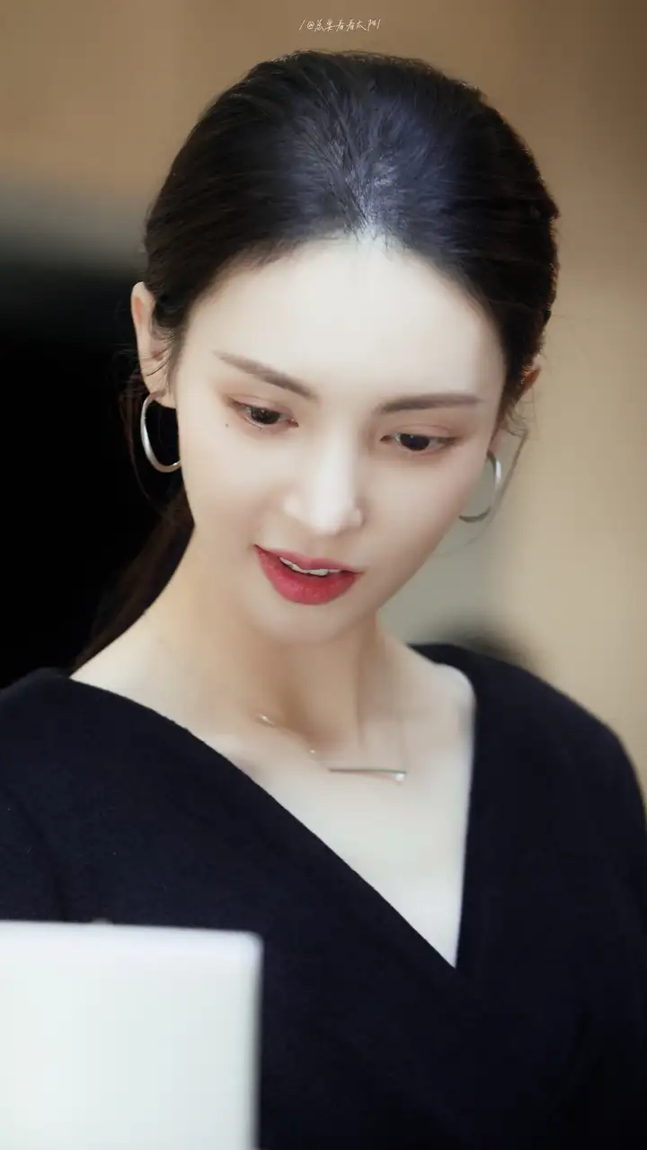 你有哪些惊艳绝色的美女手机壁纸？