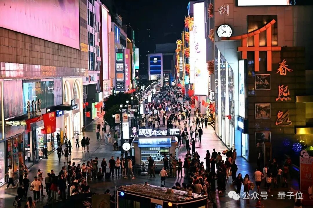 机器人“狂踹不倒”视频刷屏！太空舱遍布城市街巷，银河通用这几手秀麻了