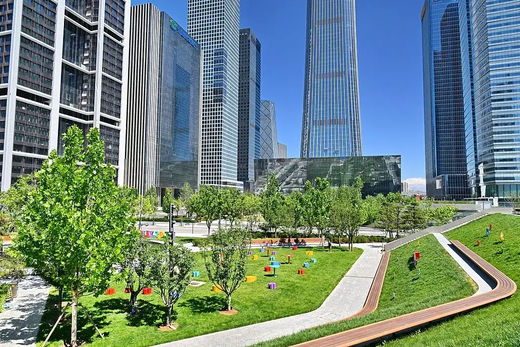 北京国贸 CBD 每天中午上百名「转圈人」沿中央公园绕圈，如何看待这种午休方式？你是怎样度过午休的？