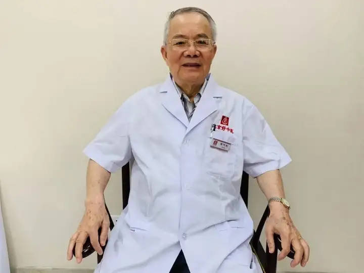 中医肿瘤专家张代钊教授：60年前脑瘤小患者，40年后特来感谢！