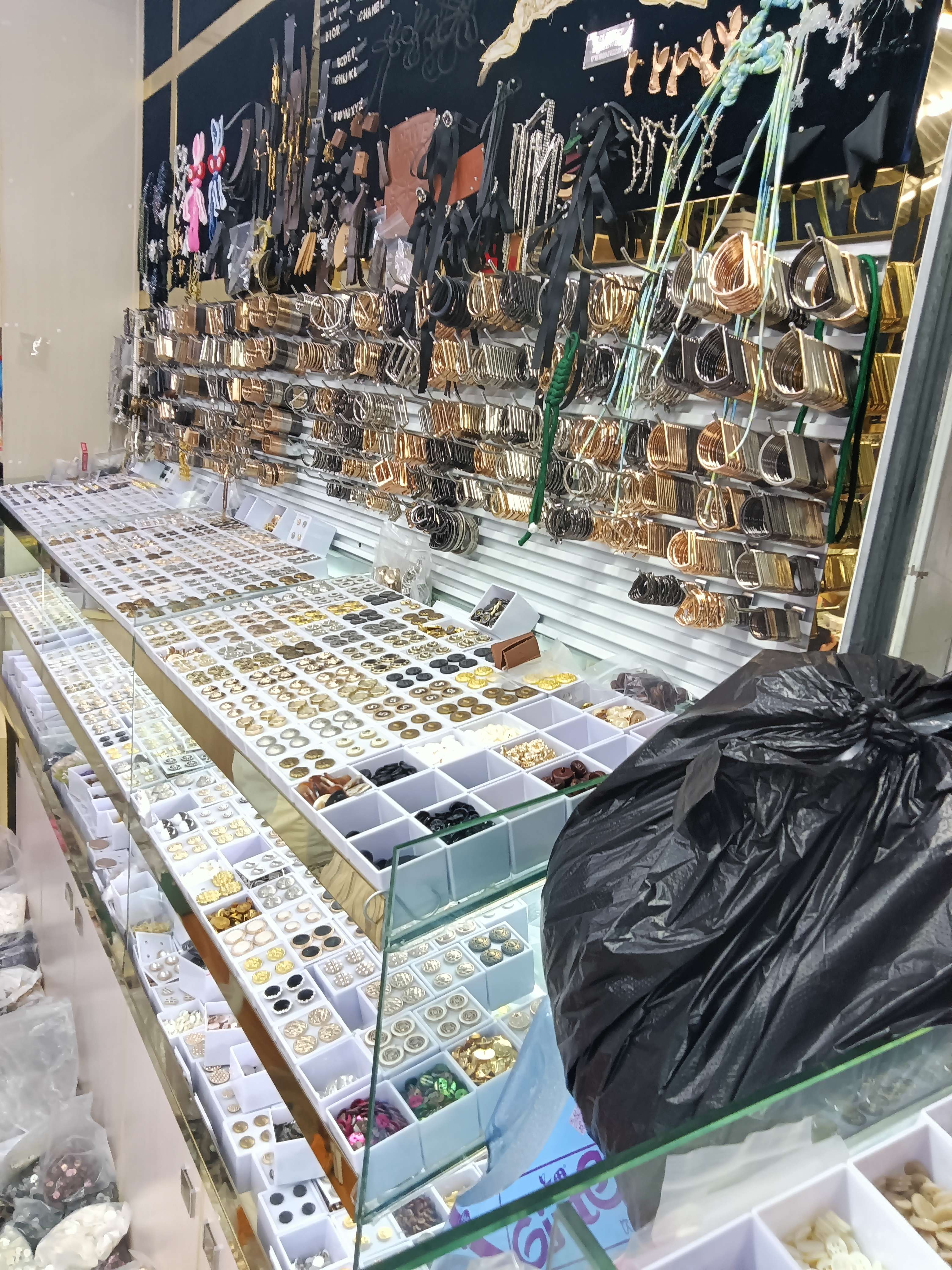 电线小蚊子 的想法: 美丽湾布料市场 | 买钮扣么?