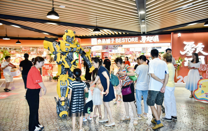 产品、服务、体验全面升级 良品铺子零食王国店引领中国休闲零食场景营销