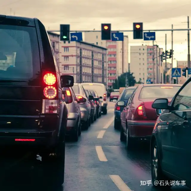 绿灯亮起 20 秒未走，将被记六分罚二百元，与闯红灯同罚，严罚「绿灯不走」，能治住「分心驾驶」吗？
