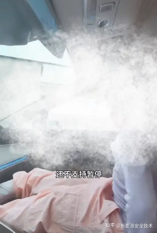 如何评价鸿蒙智行某车型副驾零重力桌椅模式疑似存在安全隐患，某博主测试折叠期间差点压伤小孩？你怎么看？