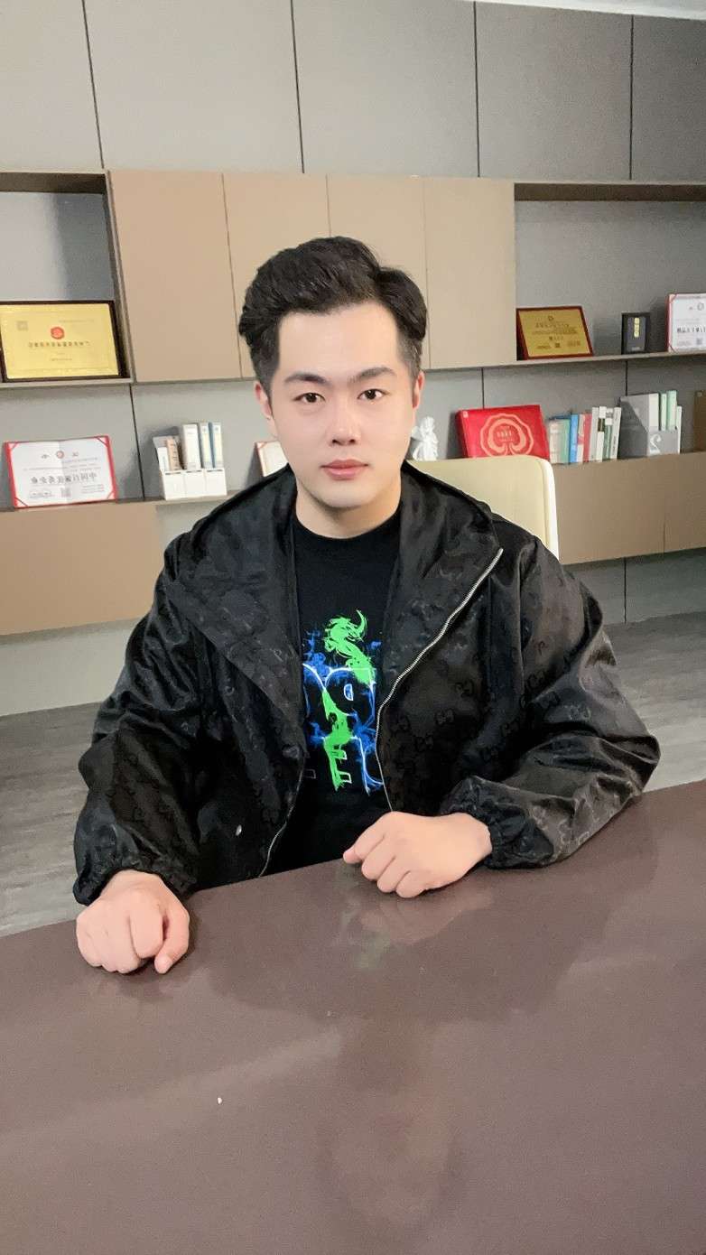 护肤行业领军人物郭灿荣获美国帕特雷大学护肤学博士学位