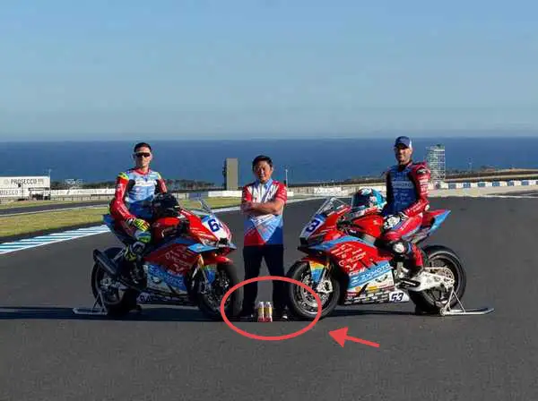 张雪机车夺冠后订单排到六月，但其赞助商东鹏饮料并没有「赚麻了」，市值反而一日蒸发逾百亿，为啥会这样？