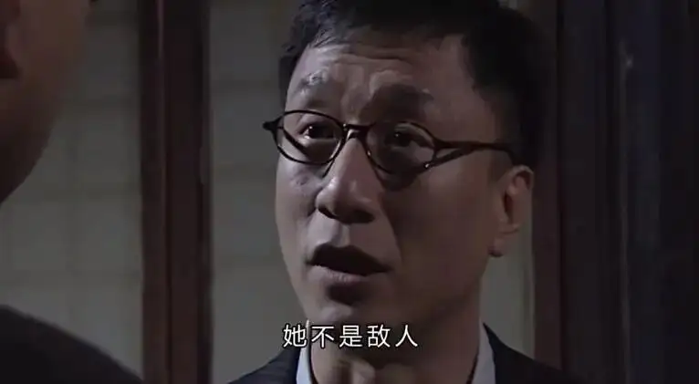 《潜伏》里，余则成为什么要救晚秋，不应该以不能暴露为重吗？
