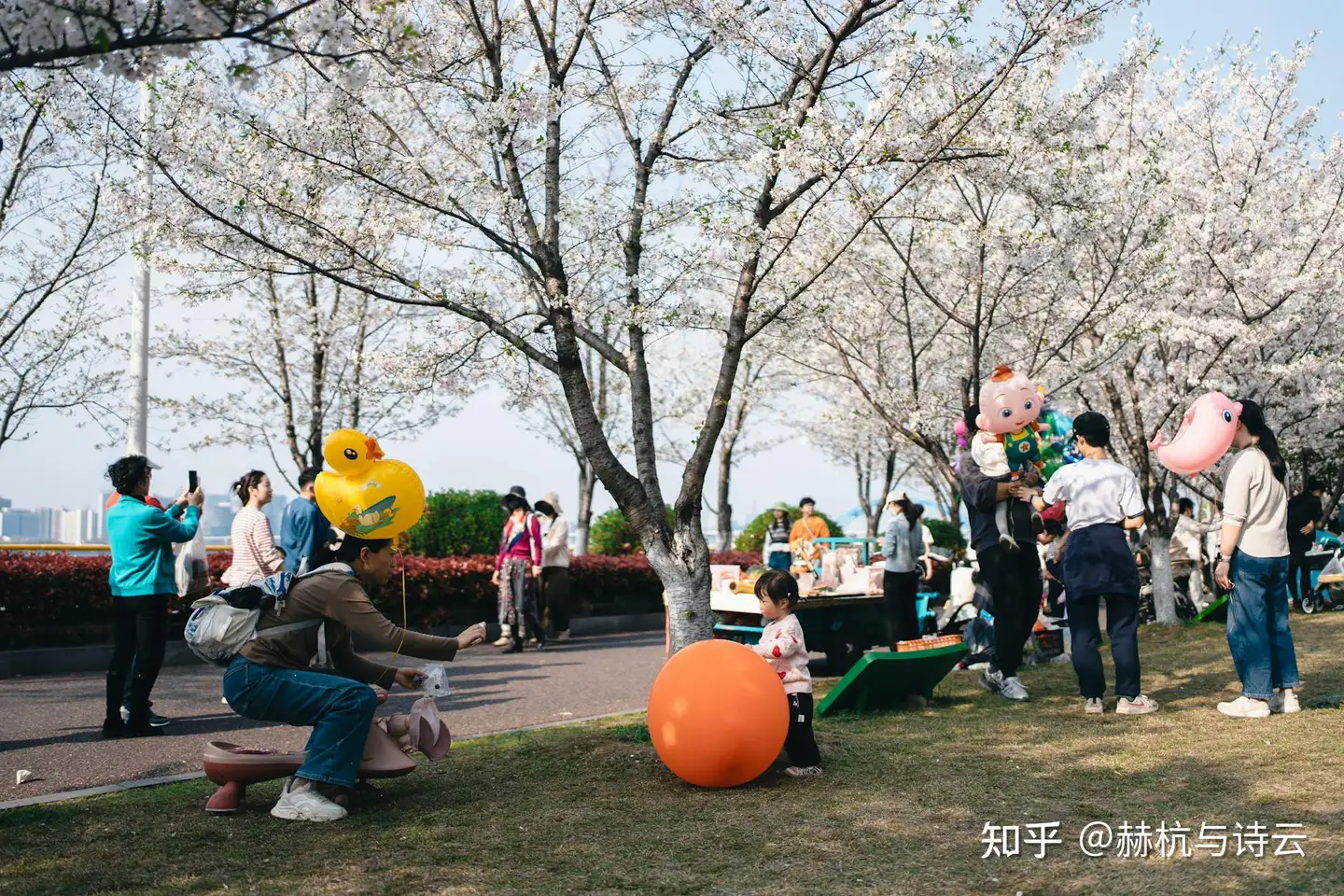孩子利用春游机会向同学售卖物品，你是支持孩子的商业思维，还是会觉得这样是见利忘义的行为？