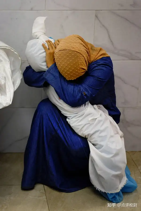 加沙妇女抱 5 岁侄女尸体照片获 2024 世界新闻摄影奖， 这张照片传达了什么？看过后你有何感受？