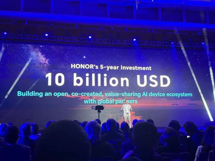 荣耀宣布转型，CEO李健履新首秀：为AI豪投700亿