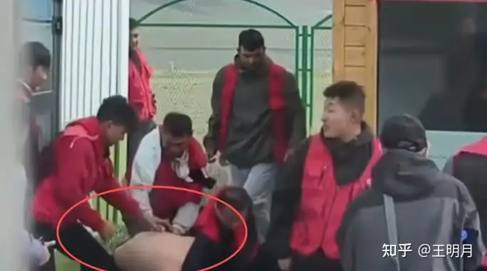 赛里木湖工作人员打人事件整改通报，7 人被行拘，优化自驾服务费，这样整改能治本吗？景区乱象问题出在哪？