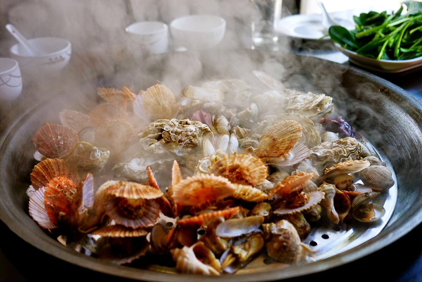 青岛海鲜酒店,特色菜有哪些-青岛都有哪些好的海鲜名菜和个吃？求知道！