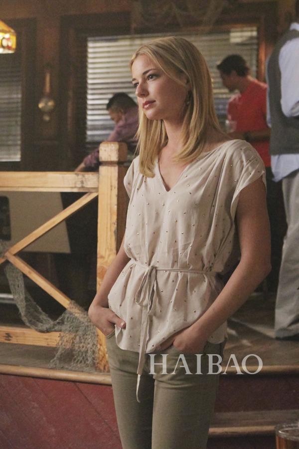 如何评价美剧复仇中女主角emily的服装搭配她的穿搭有何特色