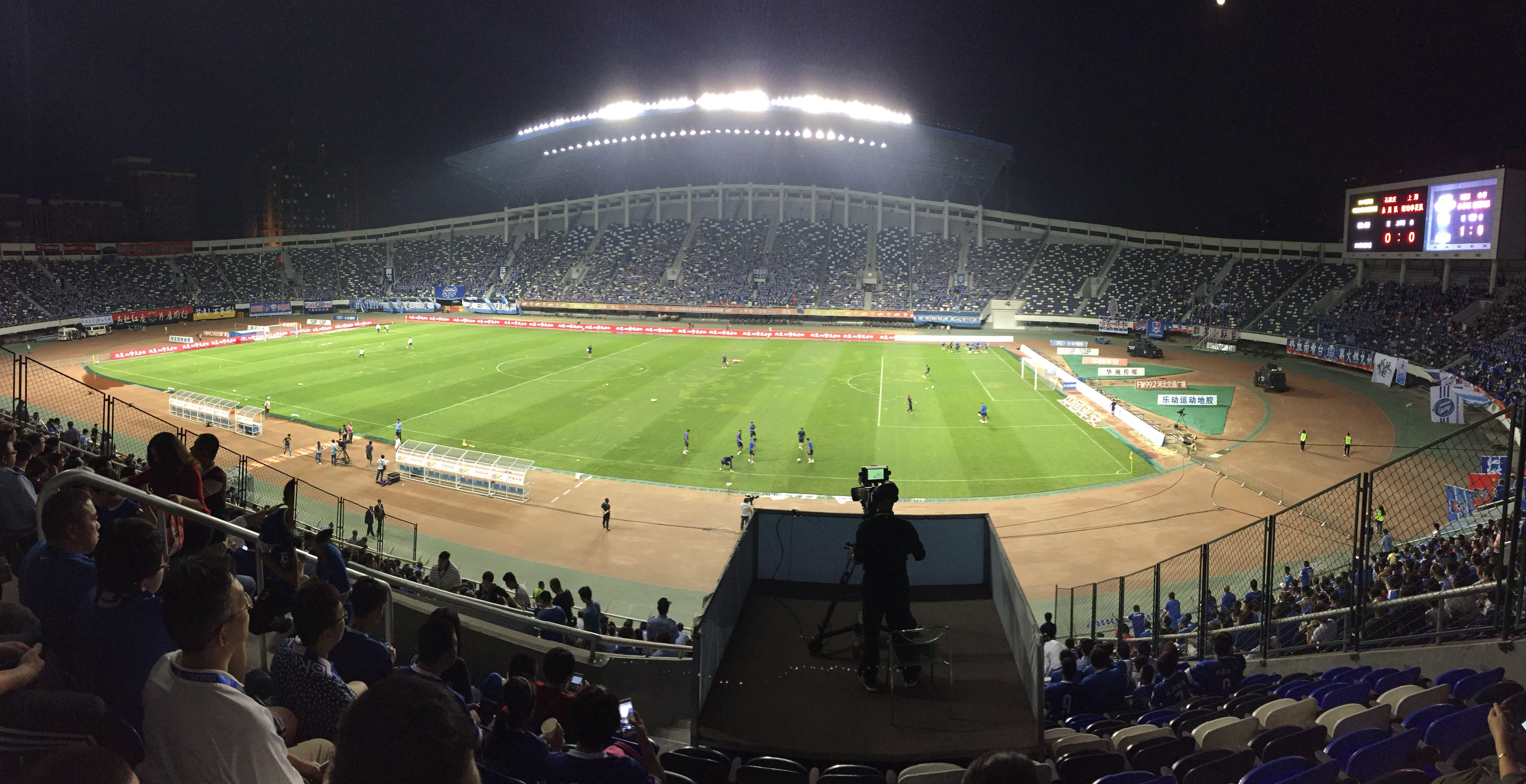 足球场的普通观众席在哪个位置看球最好前排还是后排有必要带望远镜吗