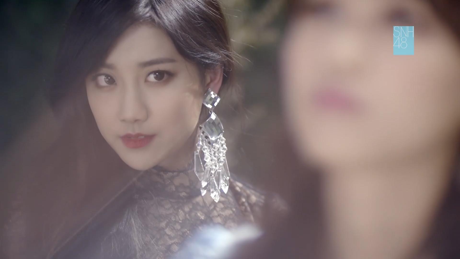 如何评价李艺彤在《夜蝶》mv中的表现? - 知乎