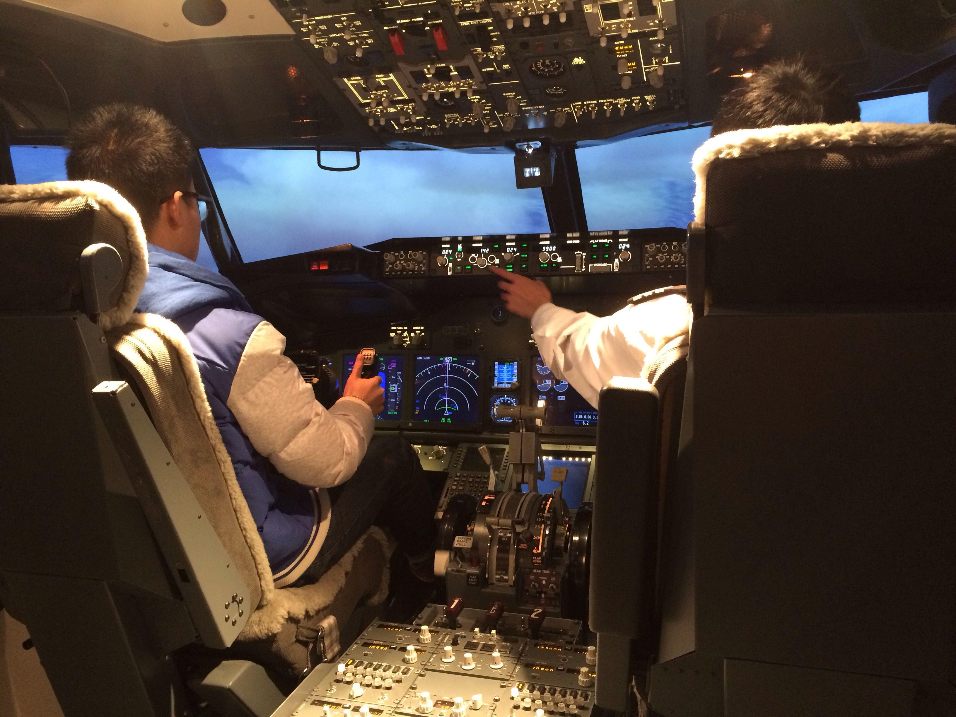 波音737全系列的手动刹车在驾驶舱的哪个位置如何使用