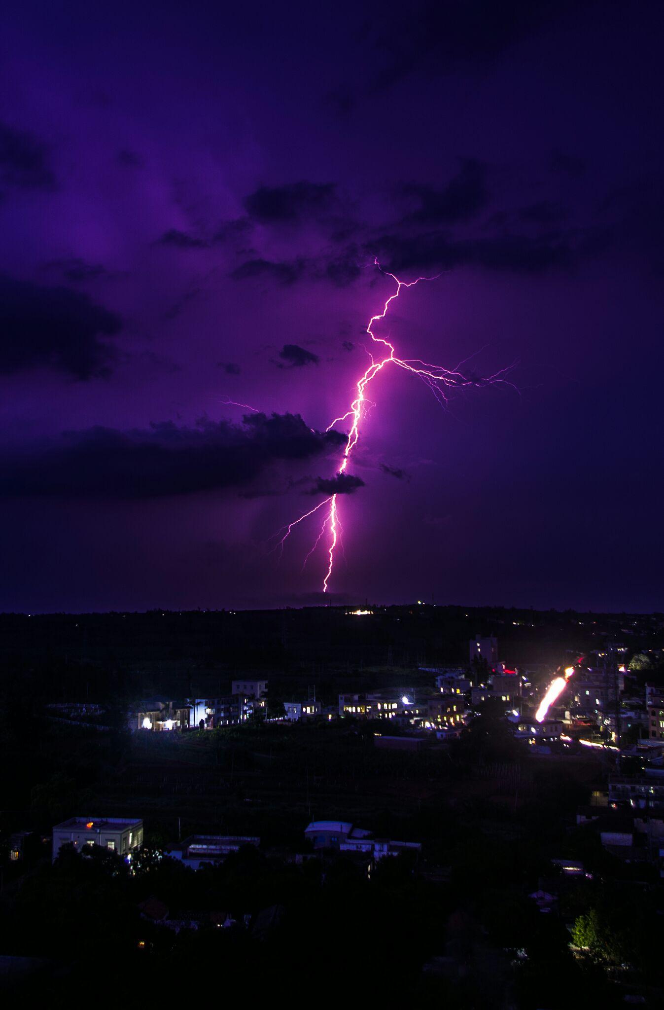 如何在雷雨天拍出好看的闪电图片? 