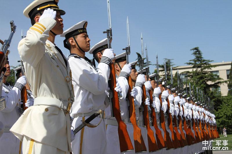 中国人民解放军海军的两种水手服有哪些区别?