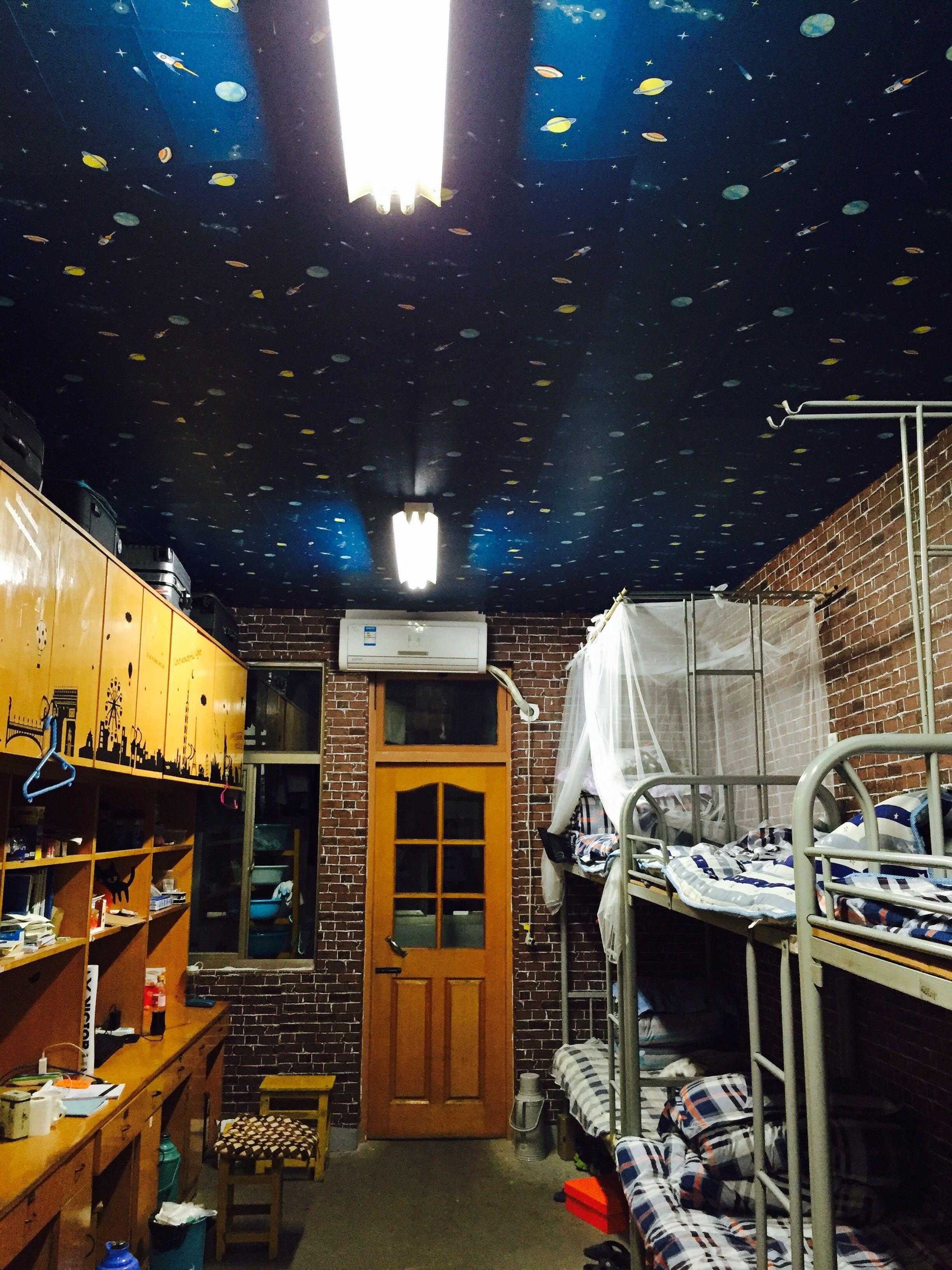 如何将狭小的大学宿舍装饰得温馨简约?