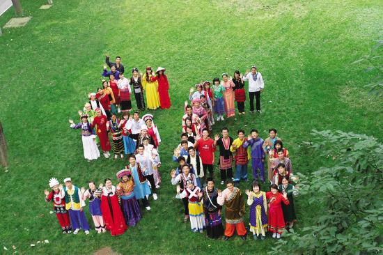 56个民族拍合照55个民族都穿自己的服装汉族该穿什么呢