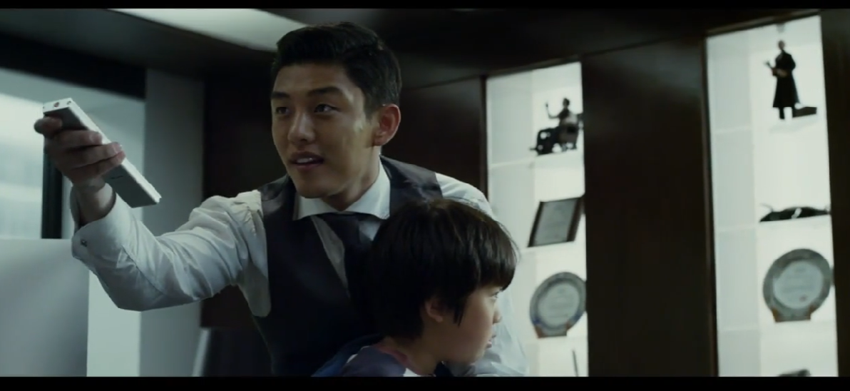如何评价电影老手里刘亚仁演绎的角色和他的演技