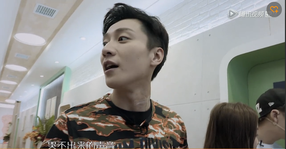 在hello女神里乔任梁脖子上好像粘了块很大的胶布是我眼花吗