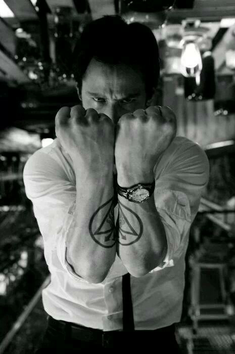 基努里维斯主演的电影地狱神探中他纹在两手臂上的是什么图案