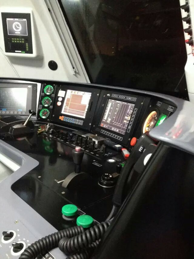 火车头内部布局是怎么样,普通乘客能申请进入吗? - 知乎