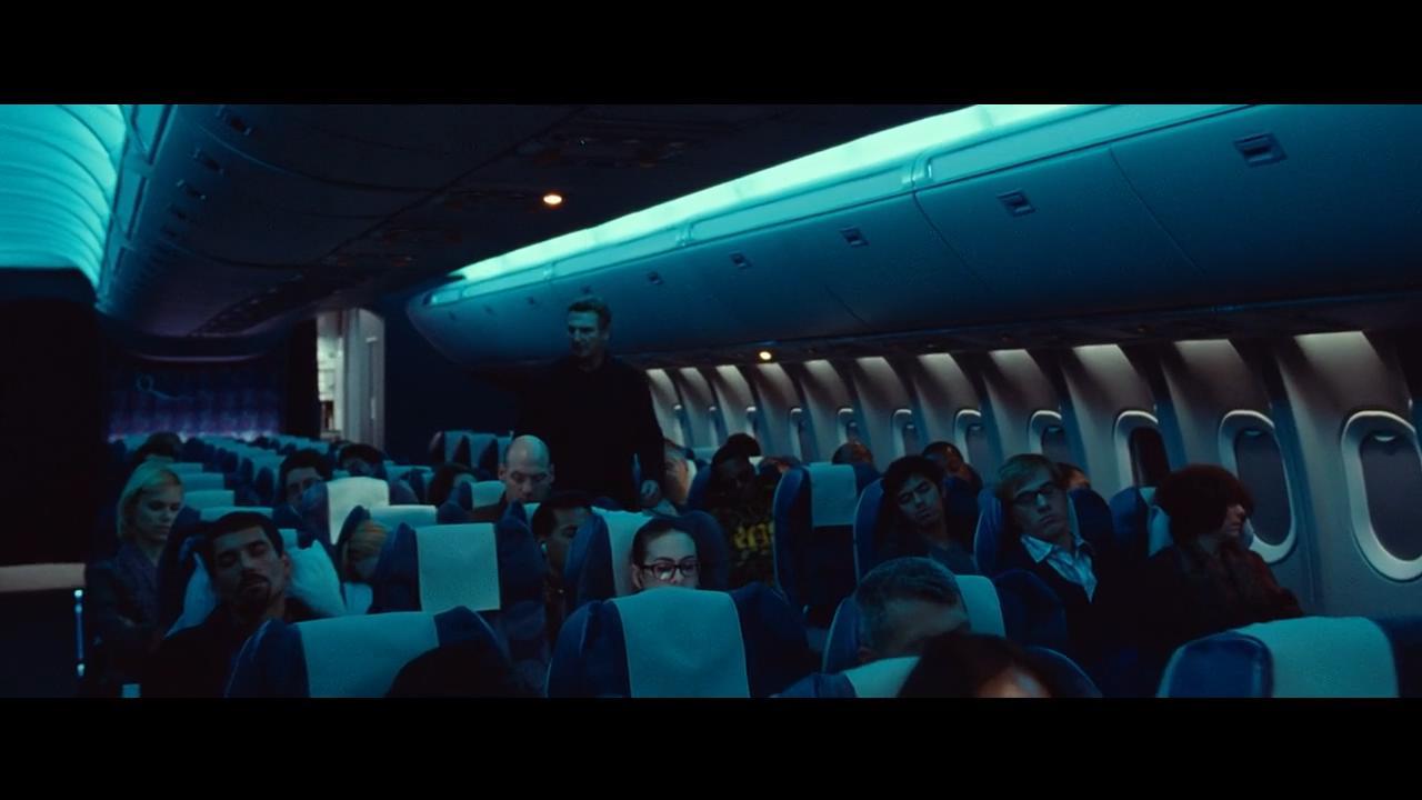 空中营救电影里的机长被谁杀了怎么杀的