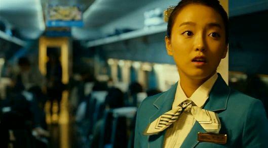 釜山行一开始女乘务员从卫生间出来领巾歪了有什么寓意么