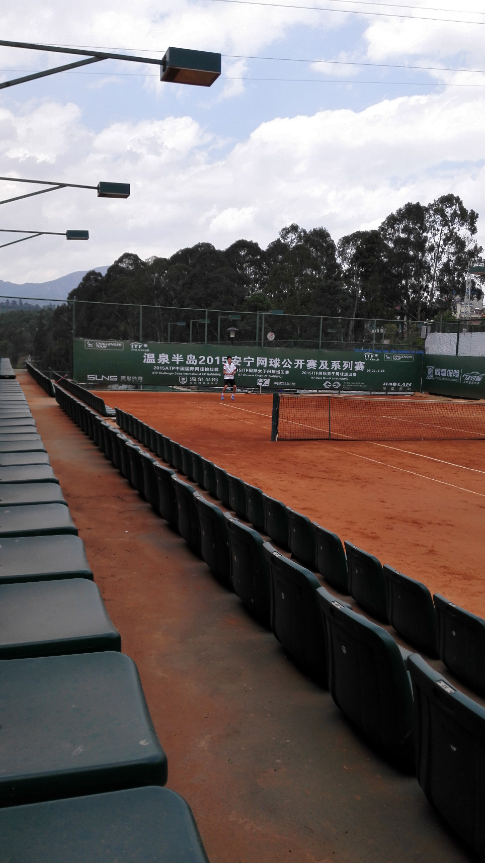 在红土赛场上打网球是什么体验