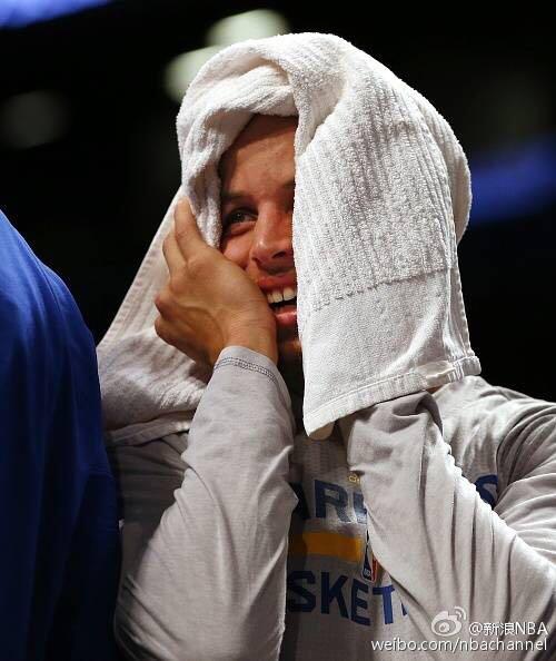 之前在微博上看过库里头披毛巾的图片美不可方物但是忘记保存了百度也