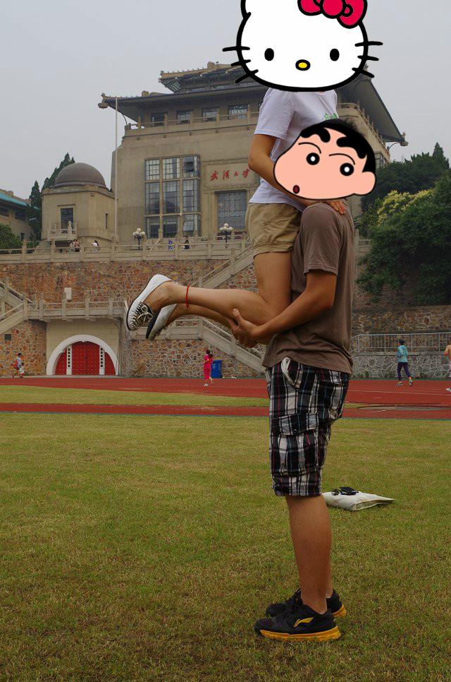 请问前几年很火的那张女生跪在男生臂上的图片需要多大的臂力做起来很