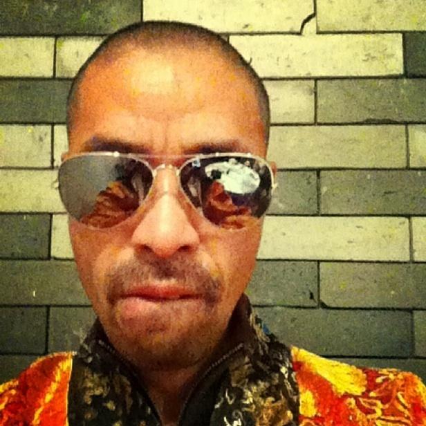 光头皮肤较黑该如何着装