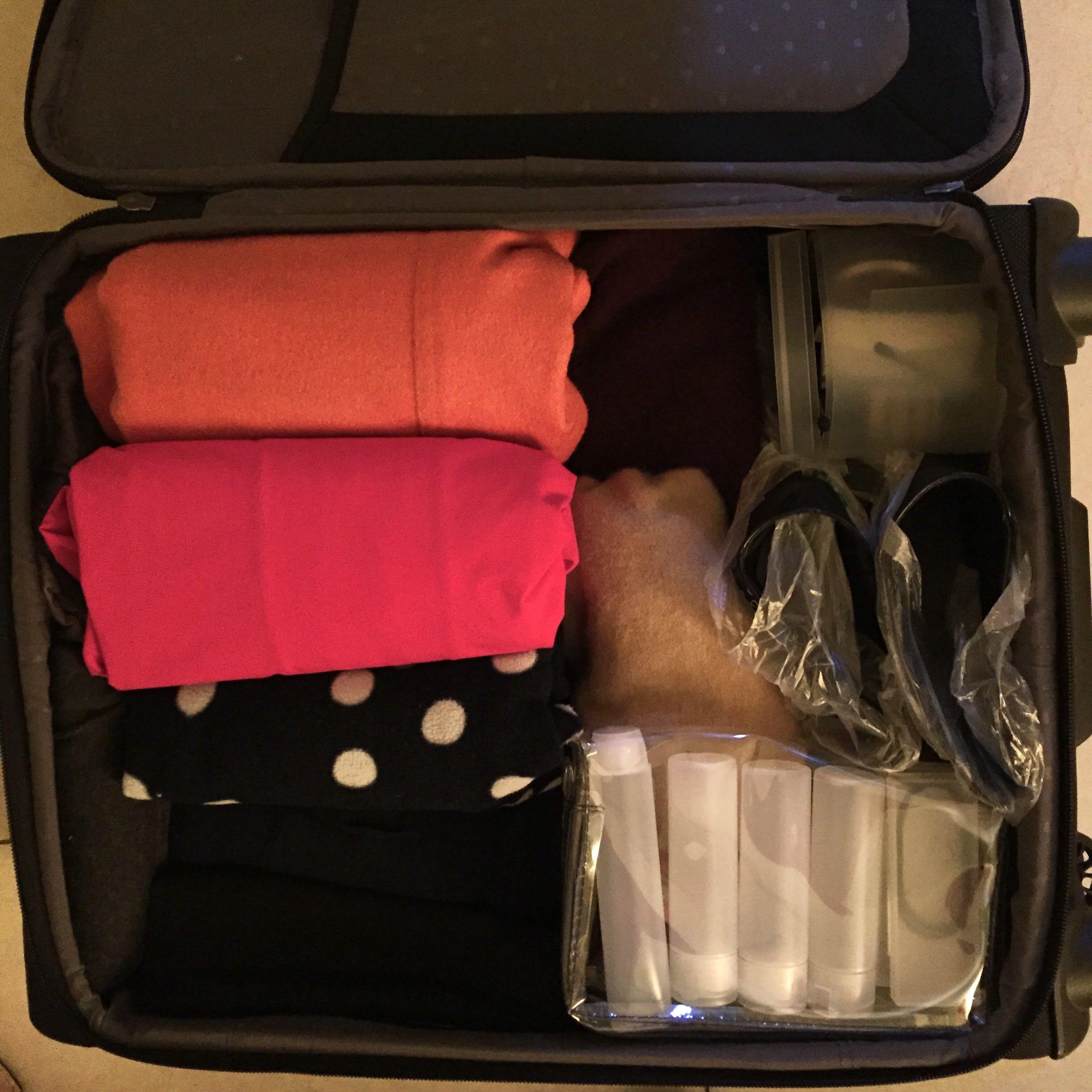 为什么整理行李箱时将衣服卷起来更节省空间