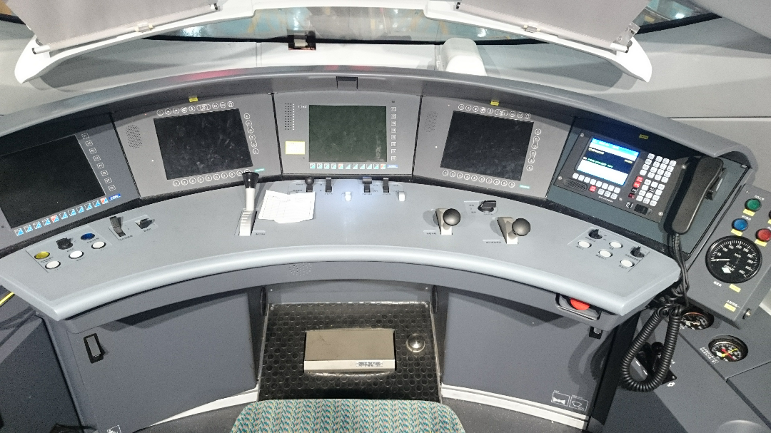 如何进入动车驾驶室动车驾驶室是什么样子的