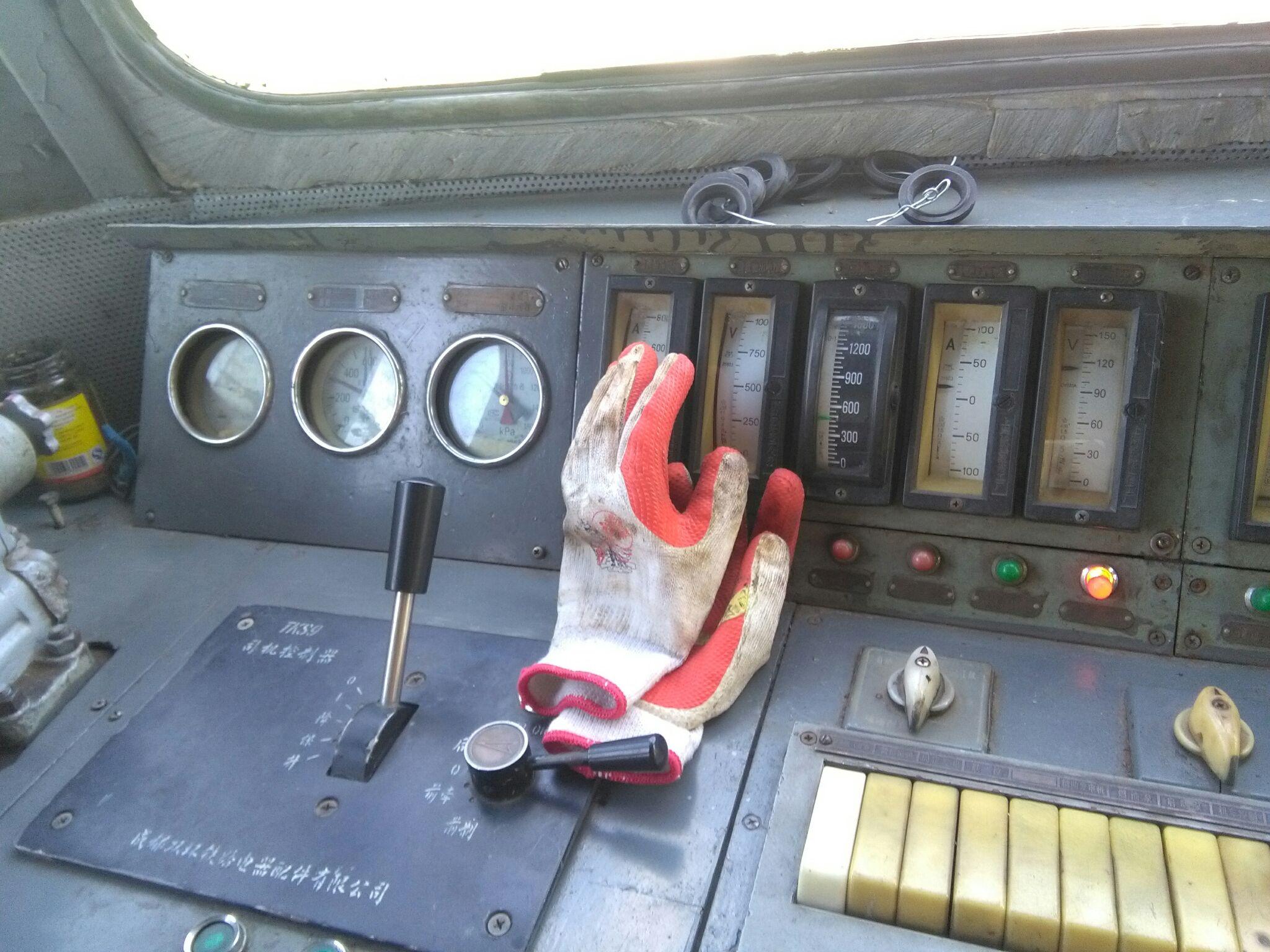 火车司机是怎样开车的火车的驾驶室长什么样