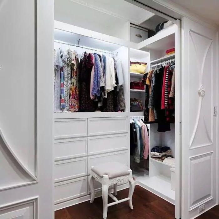 求这种凹进一块的空间怎么设计衣柜?