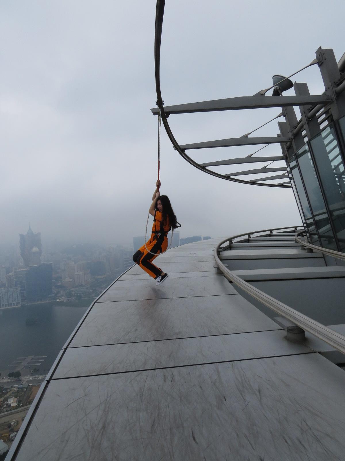 惊心动魄！中国蹦极第一人在万盛奥陶纪300米高空“荡秋千”