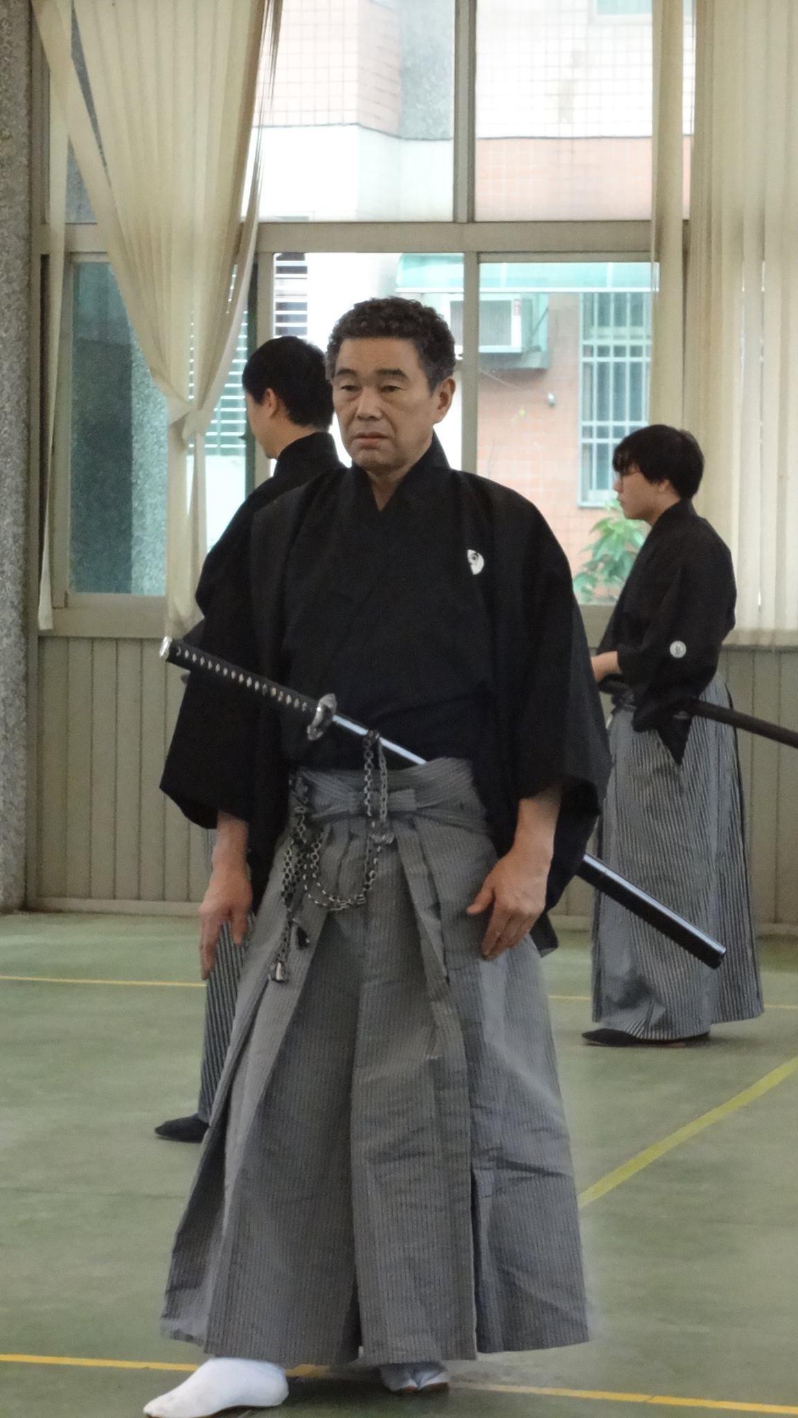 130cm的武士刀背在背上拔出来的方法?