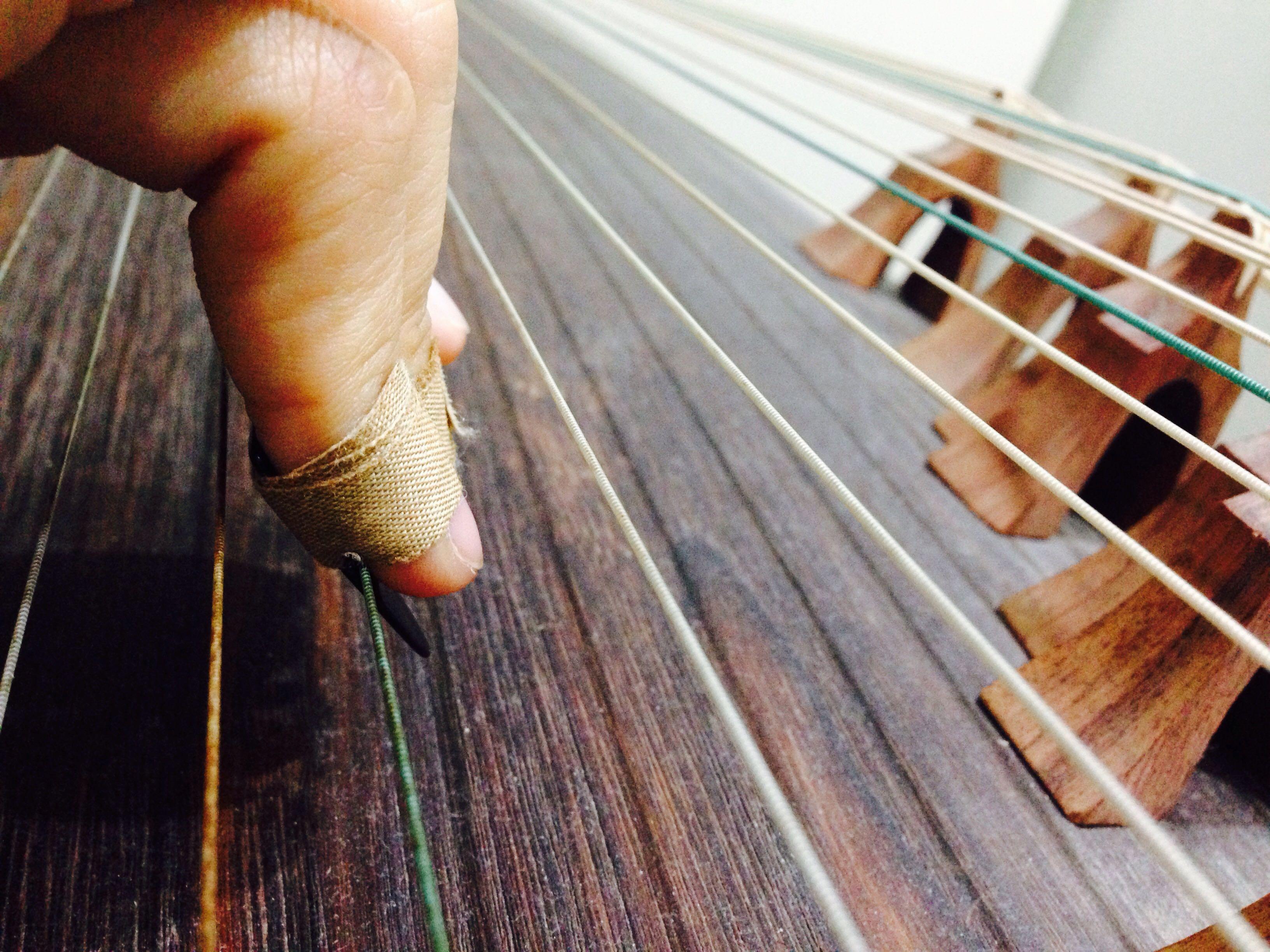 弹古筝左手绑指甲怎么揉弦